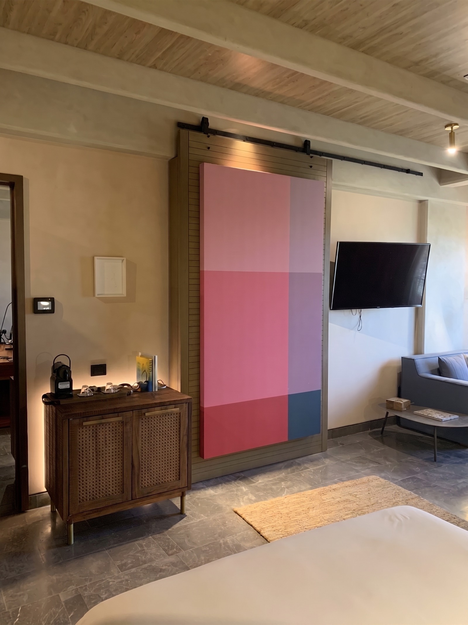 Cuadro en canvas de gran formato instalado por Pigmentum en una suite de Atelier Cancún